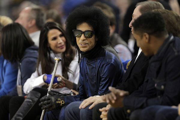 Prince assiste à un match des San Fransisco Warrior en Californie le 3 mars 2016