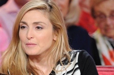 Julie Gayet "souffre" que François Hollande n'officialise pas leur relation