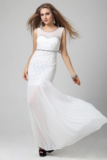 Robe blanche dentelle sirène ornée de bijoux