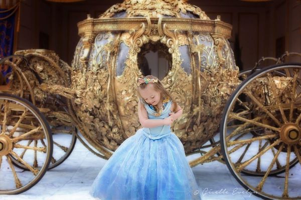 La maman de Gisèle aime lui coudre des robes de princesse