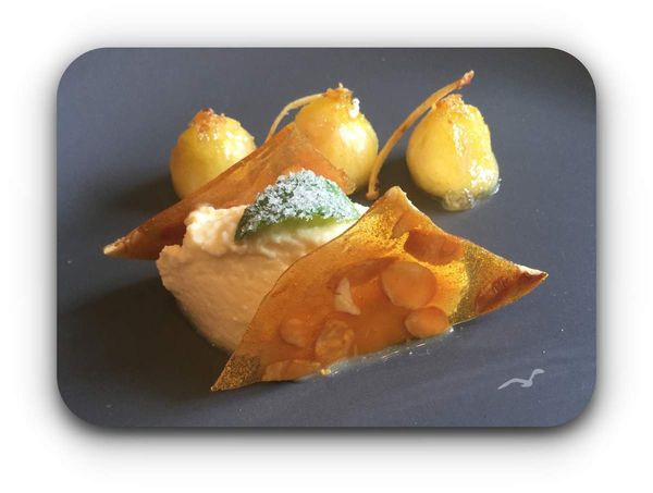 Quenelles de fromage frais au miel et perles de pommes