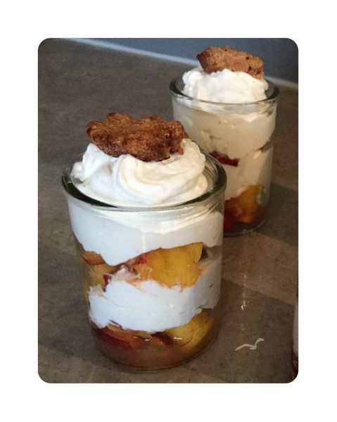 Verrines de nectarines coriandre, noix cristallisées et Chantilly