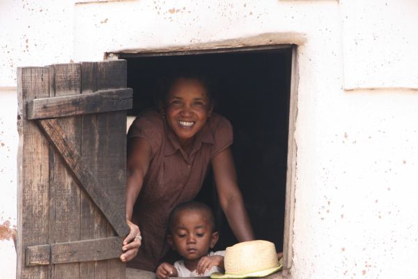 Madame Robine et son fils à la fenêtre de sa maison!