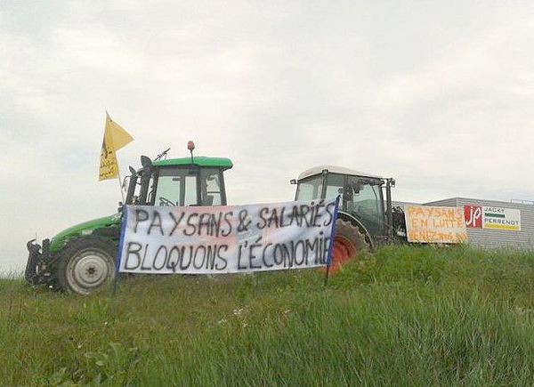 La Conf' Puy-de-Dôme participe au blocage d'une plateforme logistique.
