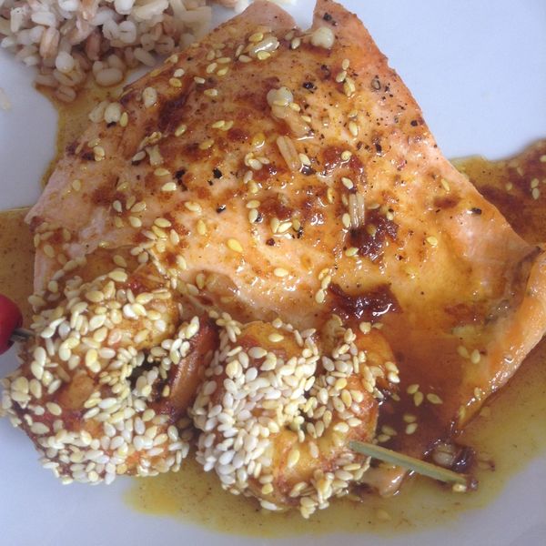 Saumon grillé et crevettes épicées en croûte de sésame
