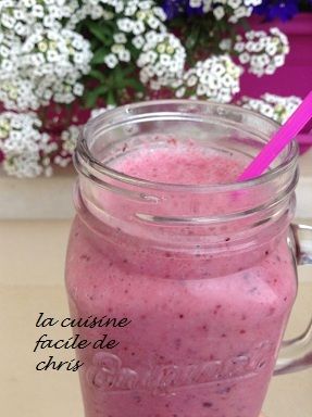 smoothie aux fruits rouges et lait d'amande