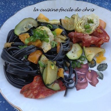 Linguine à l'encre de seiche, chorizo et petits légumes
