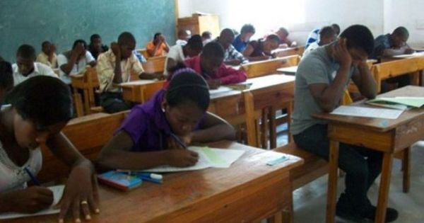 DES ELEVES DANS UNE CLASSE