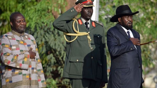 Le président du Soudan du Sud Salva Kiir (d) et son vice-président Riek Machar (g), se livrent une bataille armée. afp.com/SAMIR BO