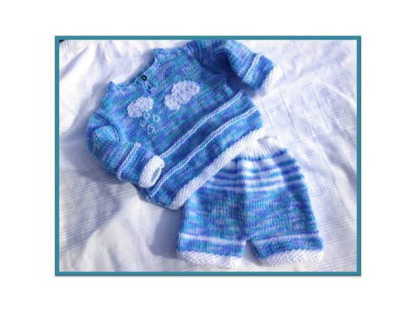 un pull bébé aux motifs nuages et son short assorti