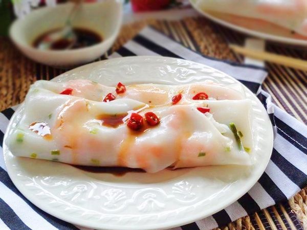 Bánh cuốn hấp nhân tôm với vỏ bánh ngon mềm, thịt tôm chắc, ngọt.