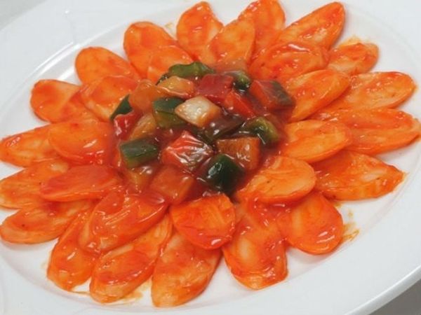Bánh tok thơm mềm, nóng hổi ăn kèm với nước sốt cay cay vô cùng hấp dẫn