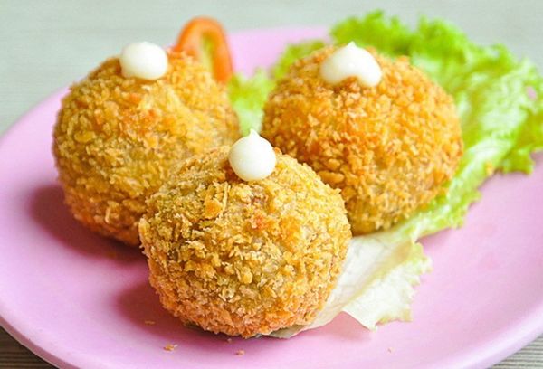 Bánh khoai chiên xù giòn tan trong miệng khi thưởng thức