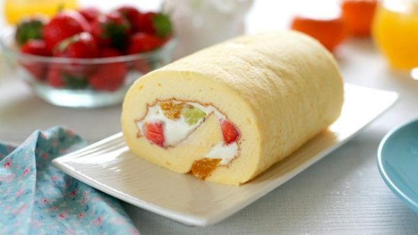 Biến tấu với bánh bông lan cuộn kem trái cây đẹp mắt