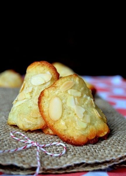 Bánh ngói hạnh nhân sẽ là món quà chiều thích hợp nhâm nhi cùng ly trà nóng