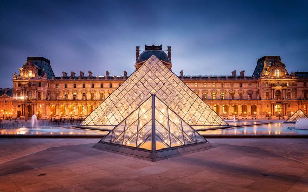 2. Bảo tàng Louvre - Pháp Nằm giữa Paris hoa lệ, bảo tàng lấy cảm hứng từ kiến trúc Ai Cập nổi tiếng. Được ví von là kim tự tháp pha lê, đây là điểm đến yêu thích của du khách khi đến thăm Paris, bởi trên thế giới khi nhắc đến công trình bằng kính, không một tòa nhà nào có thể so sánh với Louvre 3. House Cafe - Thổ Nhĩ Kỳ Quán cafe đẹp nhất thế giới với cấu trúc nhôm kính đặc trưng vô cùng sang trọng. Tuy nằm trong một khu mua sắm đông đúc nhất Thổ Nhĩ Kỳ nhưng quán cà phê mang cảm giác tách biệt riêng với thế giới bên ngoài. 4. Bloch - Kansas - USA Công trình bao gồm những tòa nhà hình chữ nhật vô cùng đơn giản bên ngoài, nhưng lại cầu kỳ bên trong. Được xây bằng thủy tinh và nhôm kính xuyên sáng tạo nên những hình ảnh sống động đầy nghệ thuật bên trong. Tòa nhà cũng là minh chứng cho sự sáng tạo vô bờ bến của các kiến trúc sư bậc thầy. 5. Nhà thờ La Estancia - Mexico Được xây dựng cách biệt với thành phố ồn ào bên ngoài, bên trong một khu vựng yên tĩnh được thiết kế 100% bằng kính là một sự kết hợp đồng điệu hoàn hảo đến tuyệt vời giữa kiến trúc và thế giới tự nhiên xung quanh. Là địa điểm tổ chức lễ cưới vô cùng đắt khách ở Mexico.