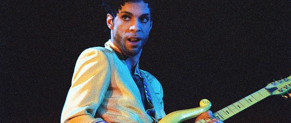 Enchères : la guitare de Prince et des cheveux de Bowie affolent les compteurs