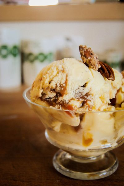 Glace vanille/caramel et noix pécan/amandes caramélisées