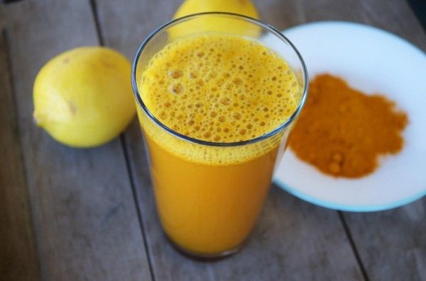Ajoutez du curcuma à votre eau de citron le matin