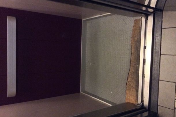 deux prostituées sont dans un ascenseur