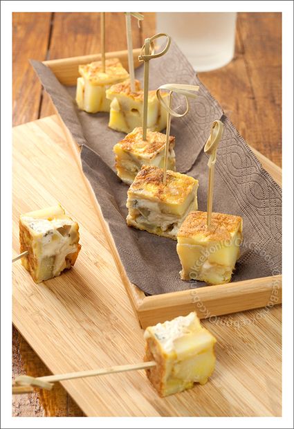 Carrés de tortilla tiède au Bresse Bleu.