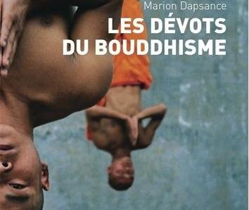 un moine chrétien rencontre des moines bouddhistes