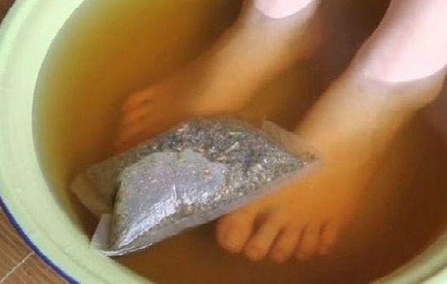 Longuent des taches de pigment après les boutons