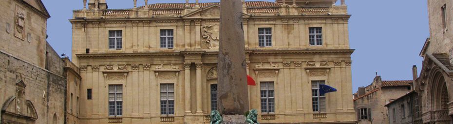 ARLES CITE ROMAINE ET PROVENCALE - SAINT TROPHIME - LA CITE ET LES ARENES -