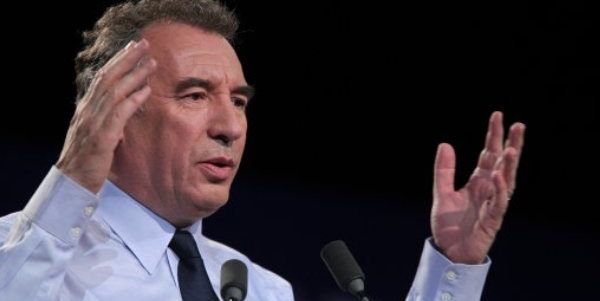Législative: Bayrou tire sur les parachutés