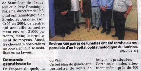 500 paires de lunettes remises au responsable d'un hôpital ophtalmologique du Burkina-Faso