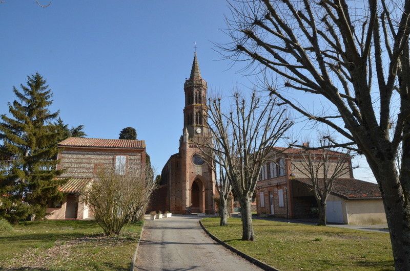 L'église, la mairie et l'ancienne école de Montbrun-Lauragais