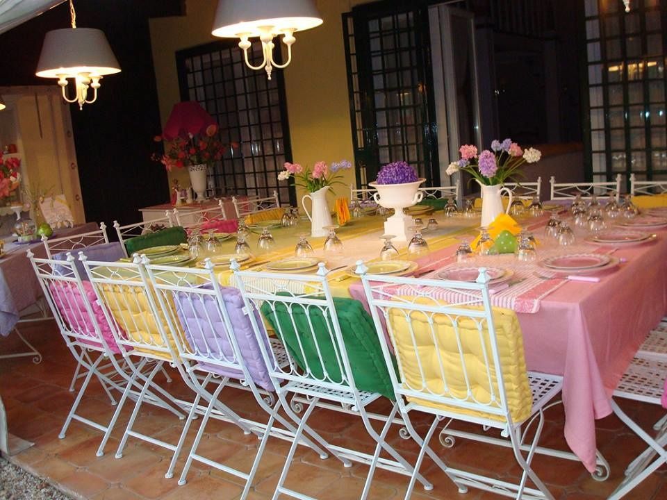 Colori pastello e tanto romanticismo per questa tavola allestita con grande gusto