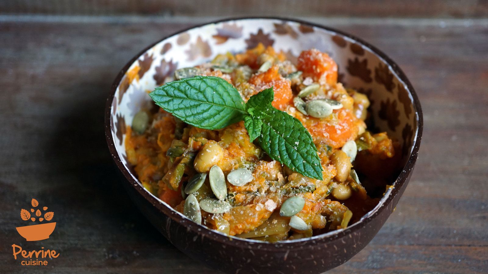 Veggie bowl orange au curcuma et graines de soja