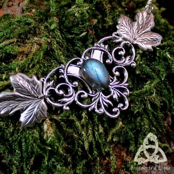 Collier pendentif elfique feuilles volutes argenté et labradorite beau reflet bleu clair elfique celtique médiéval lierre druide, elfe, sylvestre forêt ésotérisme magie pierre gemme cadeau noël yule mariage