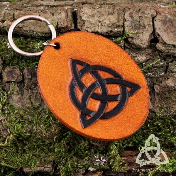accessoire porte clefs celtique en cuir Delros Triquetra entrelacs noeud brun marron noir médiéval païen wicca mixte homme femme cadeau noël yule tannage végétal