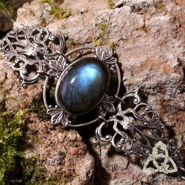 bijou bracelet elfique médiéval argenté feuilles Labraodirte reflets bleu volutes entrelacs Nemya pierre gemme celtique médiéval fantasy magie païen gothique wicca ésotérisme mariage cadeau noël yule étoile