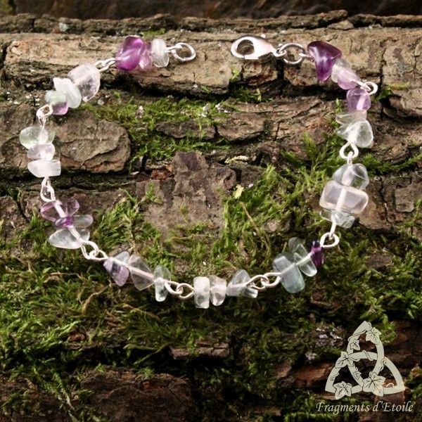 bijou bracelet féerique elfique faerie bohème fluorite vert blanc violet pale pastel perles irrégulières chips pastel ésotérisme poésie elfique mariage magie