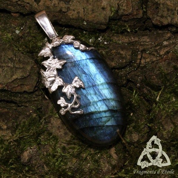 Pendentif elfique Sylvae Larme Labradorite Feuille lierre Argent massif reflet bleu vert clair ésotérisme païen mariage médiéval