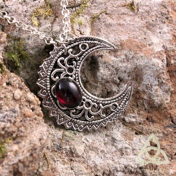 Collier elfique Lune rouge Luna Astara Grenat croissant argenté pierre gemme foncé médiéval celtique païen ésotérisme magie nuit