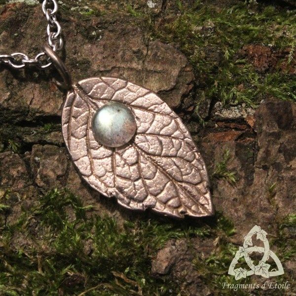 collier elfique Lynderhe Feuille menthe Labradorite bronze blanc acier inox argenté reflet bleu féerique wicca païen ésotérisme
