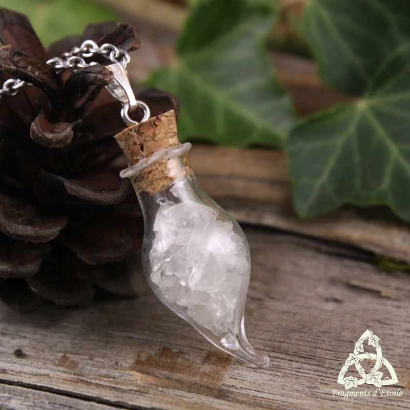 Collier médiéval fiole de verre en pointe aux éclats de cristal de roche fermée par un bouchon de liège. Un bijou de créateur fait main.