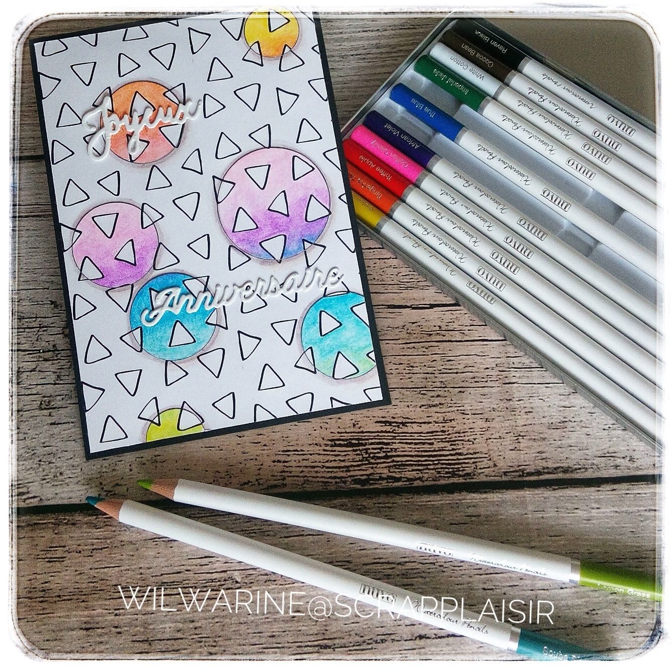 carte d'anniversaire avec des bulles aux couleurs de l'arc-en-ciel. Colorisation aux crayons aquarellables #Scrapplaisir