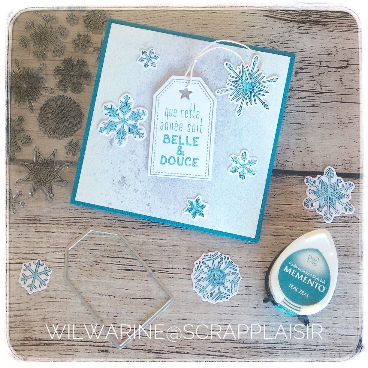 Carte de voeux 2019 en bleu et mauve avec du papier pailleté, des flocons et un tag Scrap Plaisir