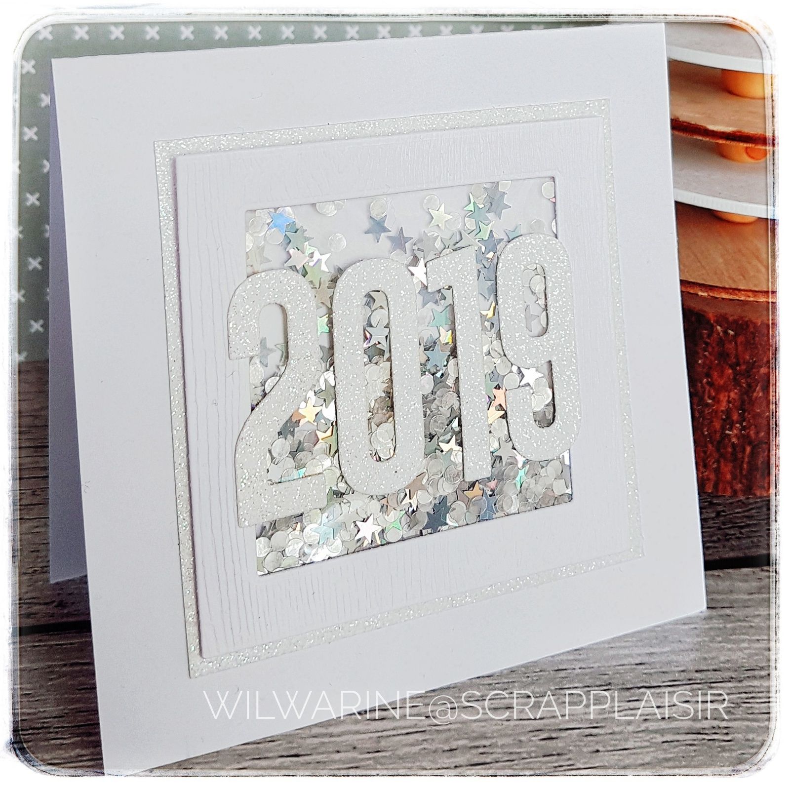Carte de voeux 2019 en blanc et argenté avec des confettis ou paillettes nuvo, papier effet bois et glitter pailleté blanc,scrapplaisir