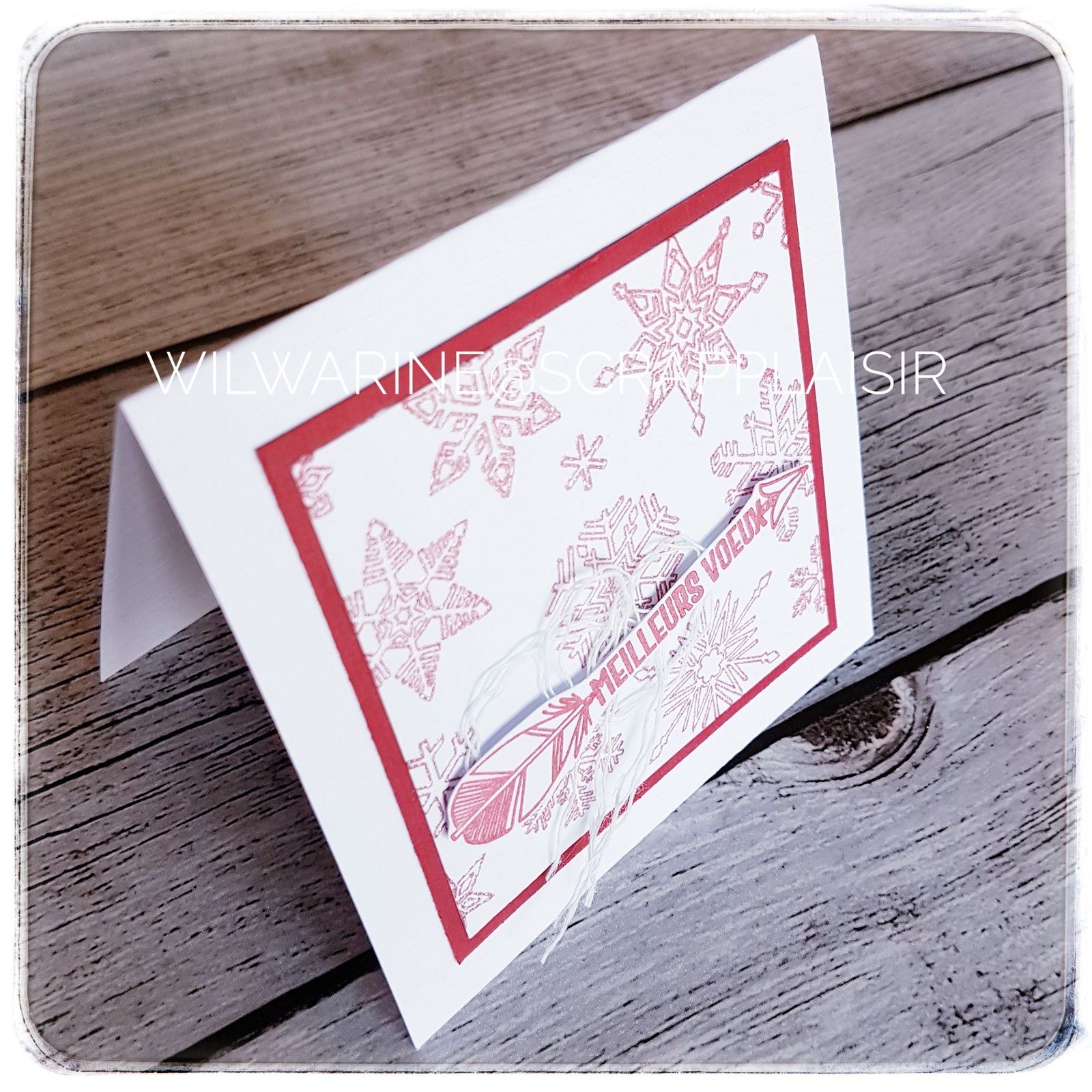 Carte de voeux 2019 en rouge et blanc avec des flocons embossés à chaud avec la poudre d'embossage nuvo shimmering glitter, une flèche pour souhaiter les meilleurs voeux et un peu de ficelle, scrapplaisir