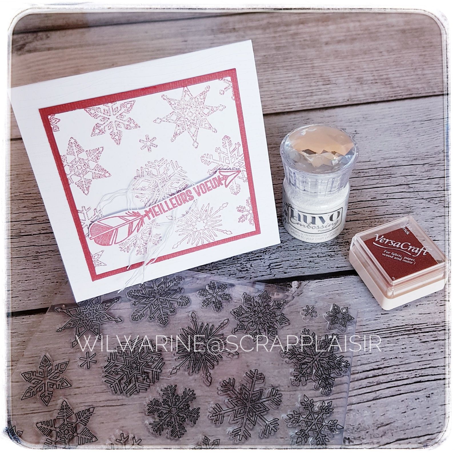 Carte de voeux 2019 en rouge et blanc avec des flocons embossés à chaud avec la poudre d'embossage nuvo shimmering glitter, une flèche pour souhaiter les meilleurs voeux et un peu de ficelle, scrapplaisir