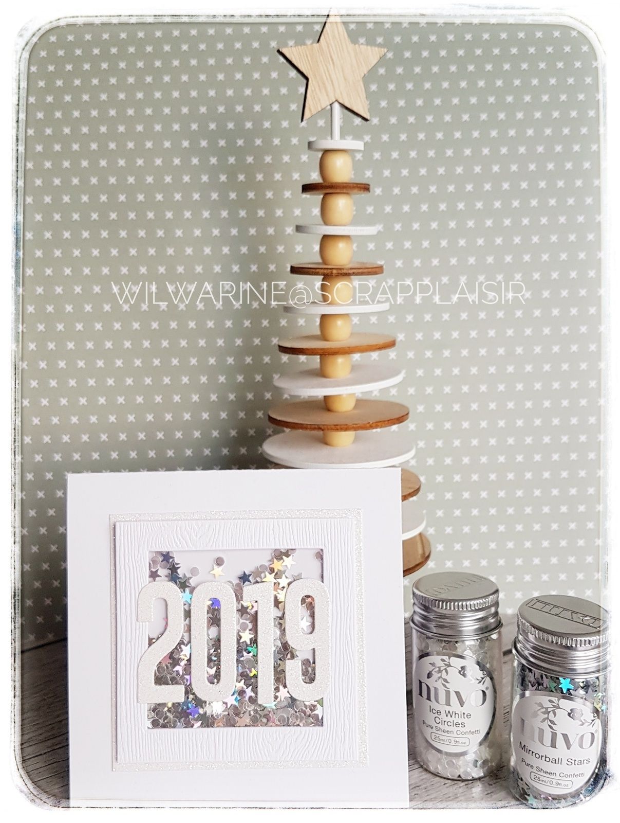 Carte de voeux 2019 en blanc et argenté avec des confettis ou paillettes nuvo, papier effet bois et glitter pailleté blanc,scrapplaisir