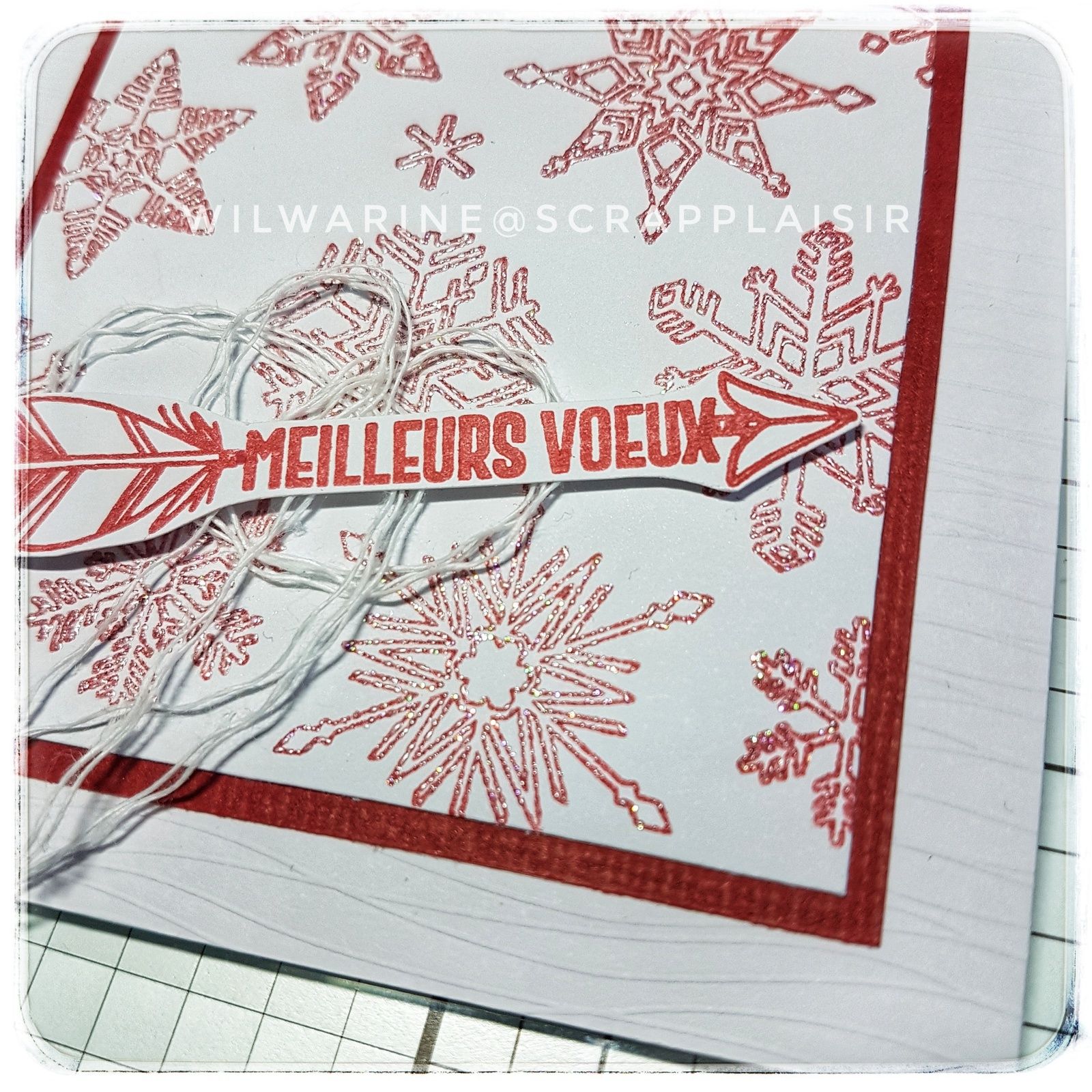Carte de voeux 2019 en rouge et blanc avec des flocons embossés à chaud avec la poudre d'embossage nuvo shimmering glitter, une flèche pour souhaiter les meilleurs voeux et un peu de ficelle, scrapplaisir