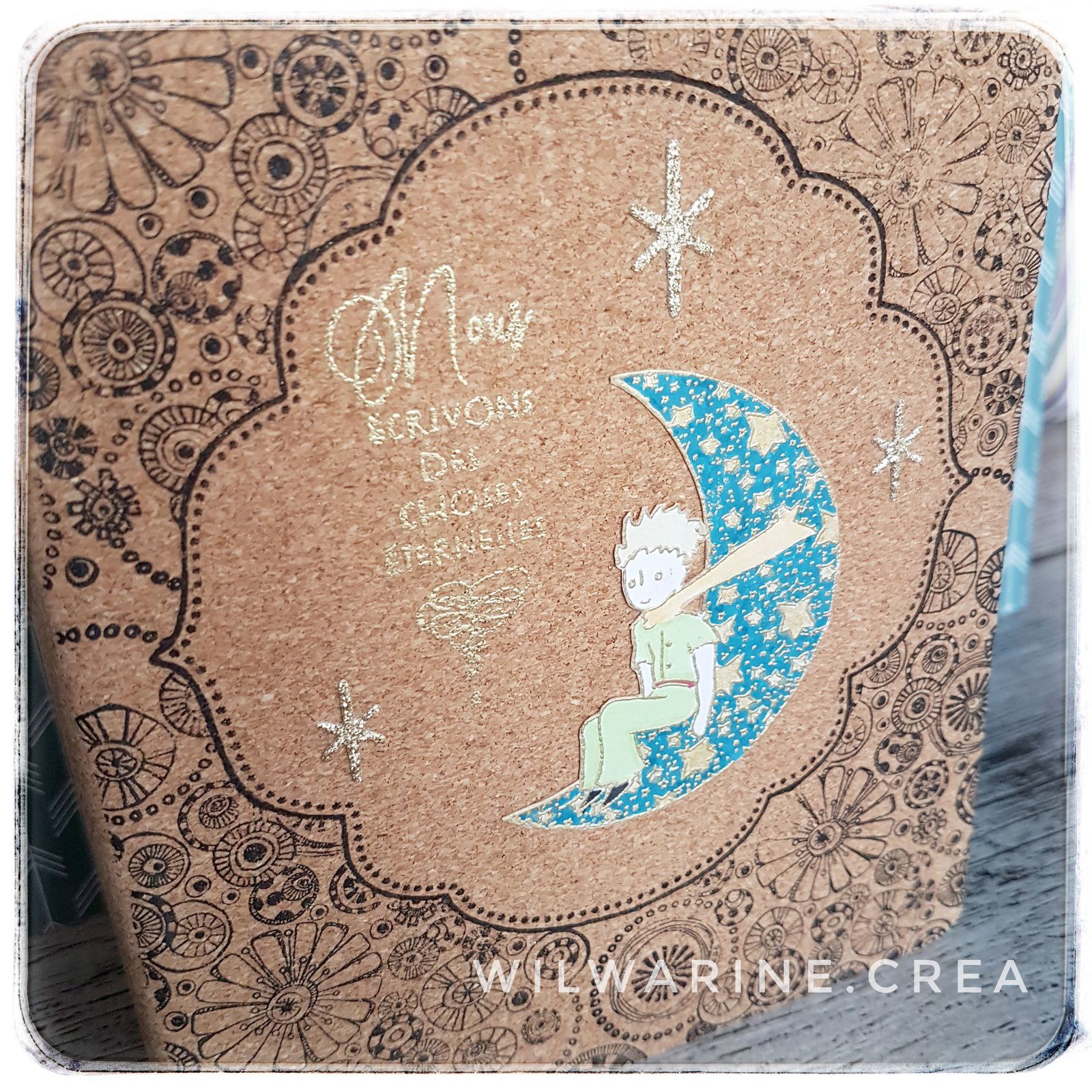 Carnet en Liège décoré avec des tampons Carabelle et Le Petit Prince de chez Scrap Plaisir et quelques touches de doré