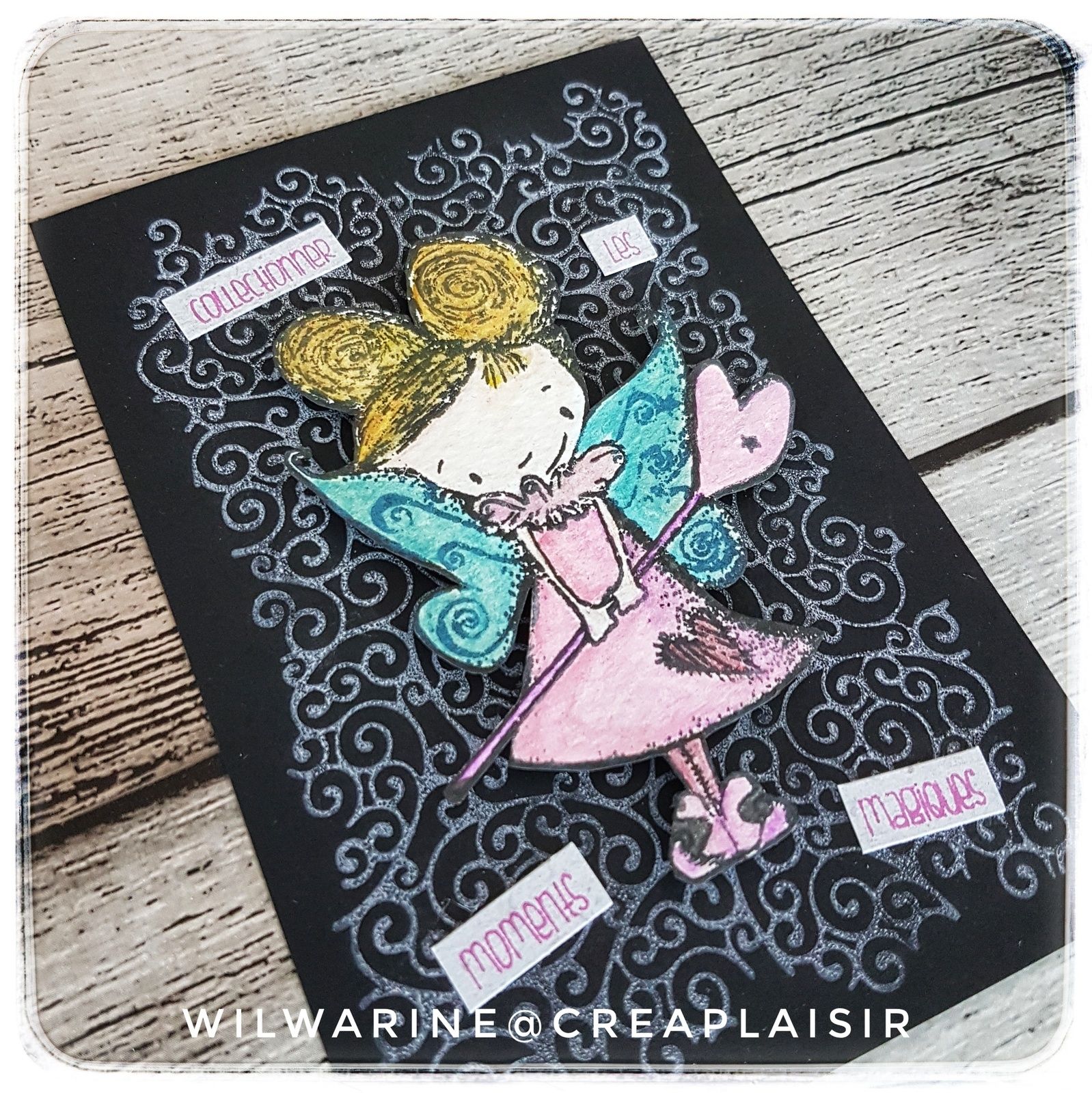 carte Carabelle chez Scrap-Plaisir avec les distress oxide, un art printing et le tampon fée de l'amour ; Créaplaisir ; mousse nuvo